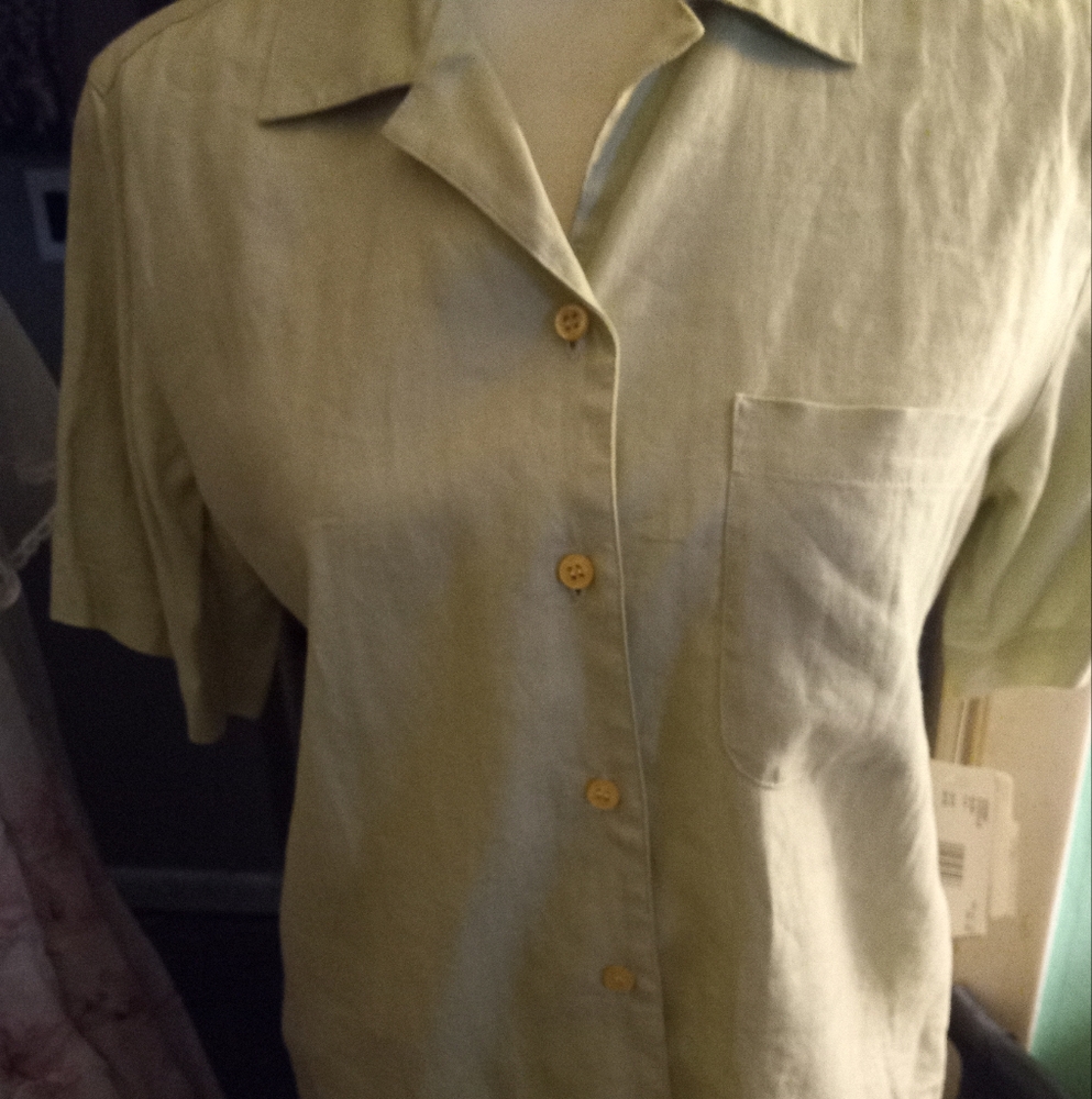 Not new,never worn,with tag mint green short sleeve linen blouse size small.